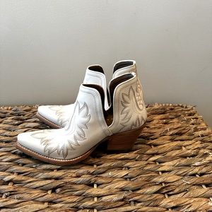 ARIAT short snip toe boot